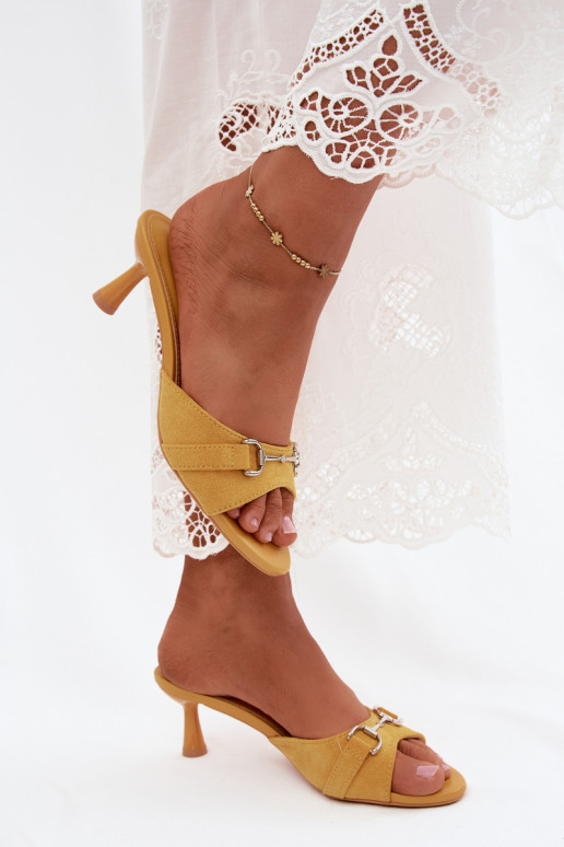 Gele dameslippers met dunne hakken en decoratieve details Poppia