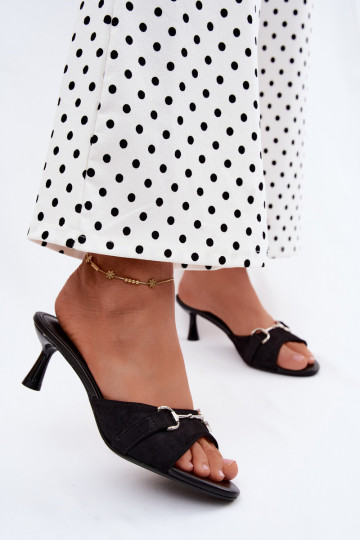 Chaussons noirs pour femmes avec des éléments ornés sur un petit talon Poppia
