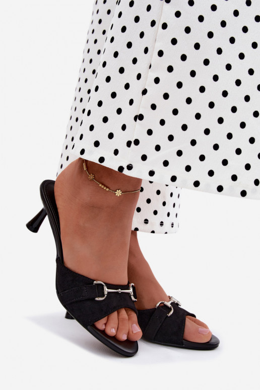 Zwarte dames slippers met sierlijke elementen op een lage hak Poppia