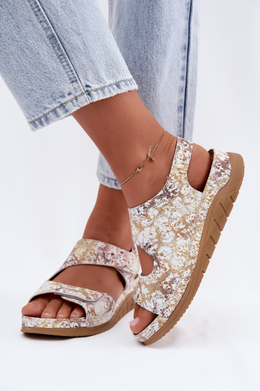 Weiß-goldene Damen-Sandalen mit Plattform und klebrigen Verschlüssen