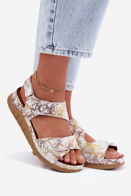 Weiß-goldene Damen-Sandalen mit Plattform und klebrigen Verschlüssen