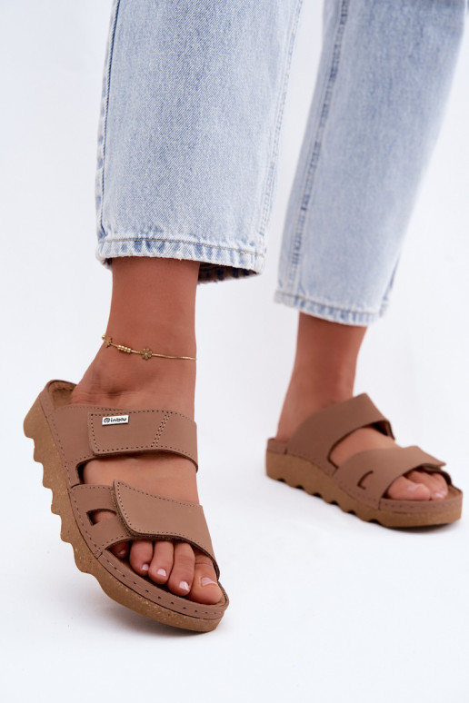 Bruine leren slippers met plakkerige sluiting Inblu