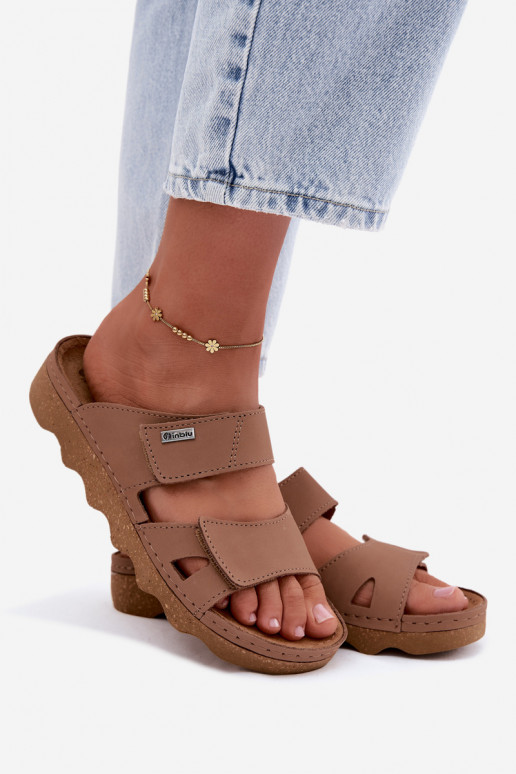 Bruine leren slippers met plakkerige sluiting Inblu