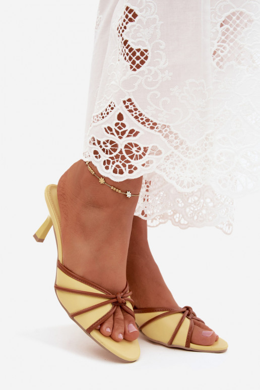 Chaussons pour femmes avec talons fins en simili cuir jaune Orchidia