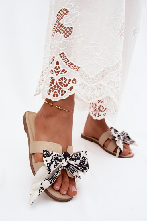 Dames slippers met brede hakken en strikken in zand Caprissa