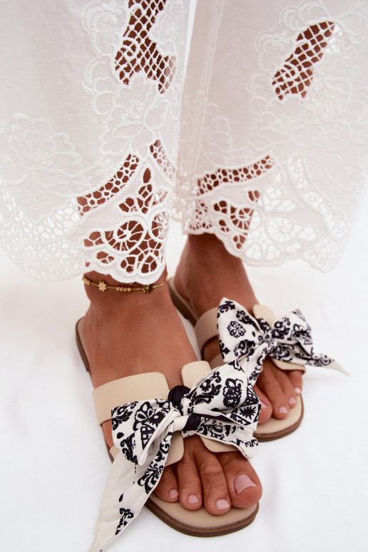 Dames slippers met brede hakken en strikken in zand Caprissa