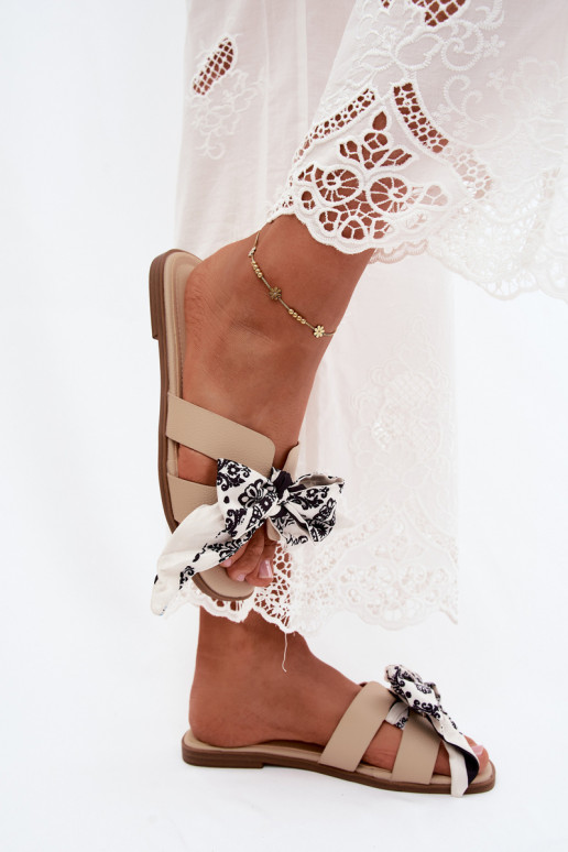 Dames slippers met brede hakken en strikken in zand Caprissa