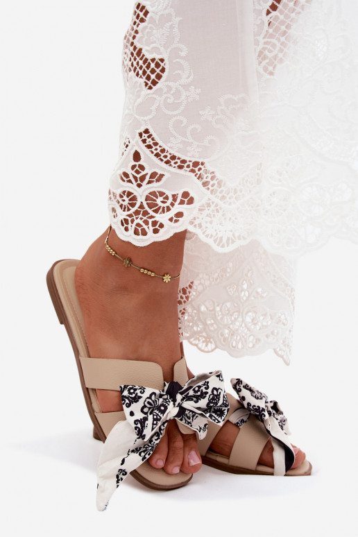 Chaussons pour femmes avec talons larges et nœuds en sable Caprissa