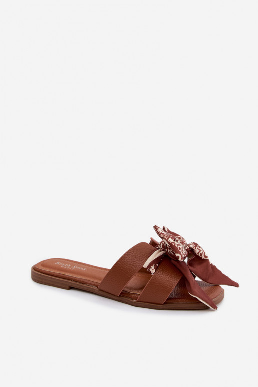 Damenhausschuhe mit breiten Absätzen mit Bändern braune Farbe Caprissa