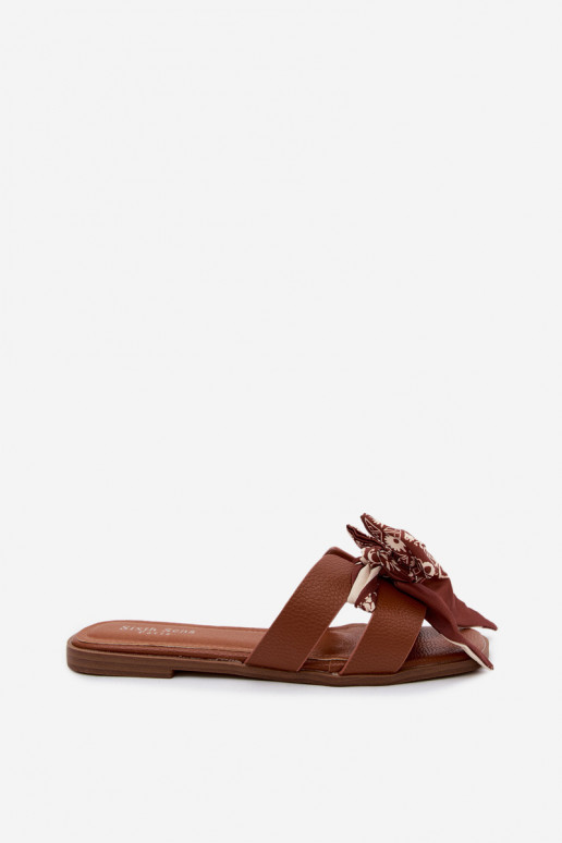 Pantoufles pour femmes avec des talons larges avec des rubans marron Caprissa