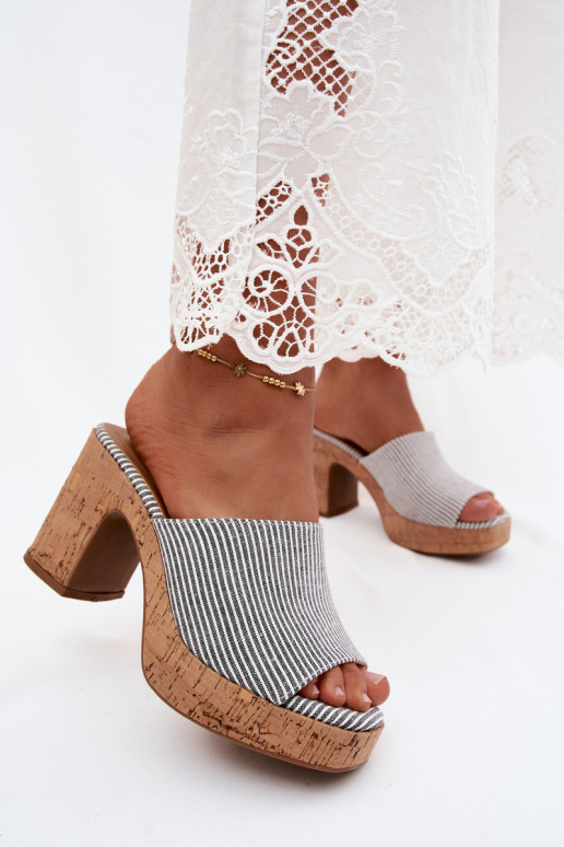Chaussons pour femmes avec talons et rayures en noir Poplina