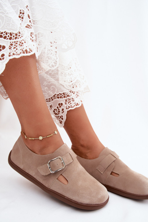 Sandkleurige dames schoenen met gespen van faux suede Sombellia