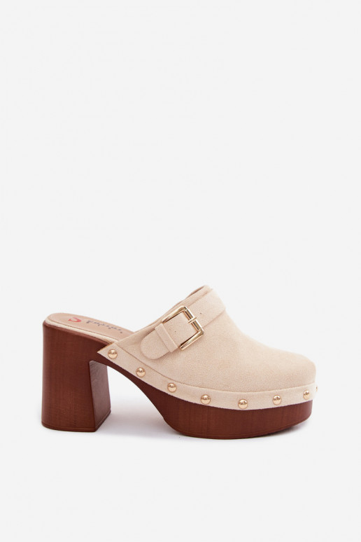 Sandkleurige damesklompen met hakken, gespen en studs Lagunelle