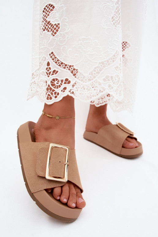 Chaussons couleur sable pour femmes avec boucles dorées et plateforme en daim synthétique Coralora