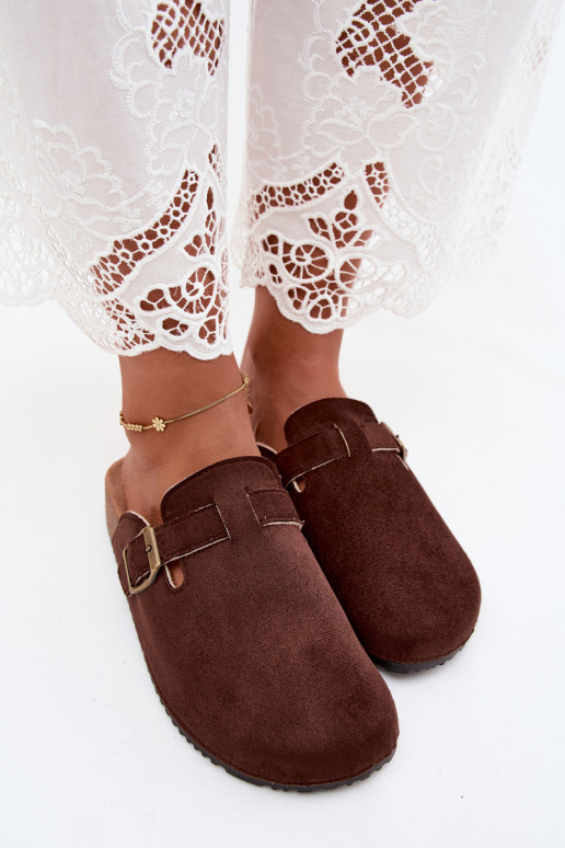 Sabots pour femmes couleur chocolat avec boucles en daim synthétique Tropina