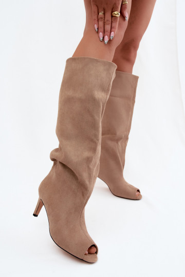Chaki lange laarzen met open neuzen van faux suede op een dunne hak Puffina