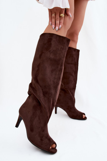 Bottes longues chocolat à bout ouvert en daim synthétique sur un talon fin Puffina