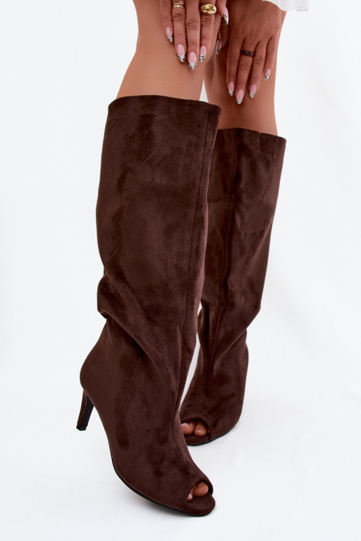 Chocolade lange laarzen met open neuzen van faux suede op een dunne hak Puffina
