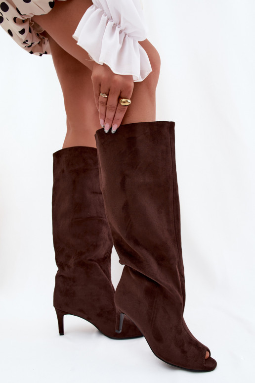 Bottes longues chocolat à bout ouvert en daim synthétique sur un talon fin Puffina