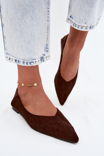 Chocolade puntige ballerina's van faux suede Corabella