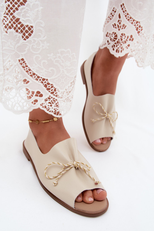 Beige Damen-Sandalen mit dekorativen Schnürsenkeln und glänzender Oberfläche aus Kunstleder Coltrania