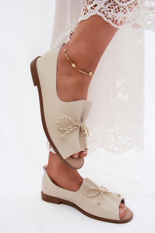 Beige Damen-Sandalen mit dekorativen Schnürsenkeln und glänzender Oberfläche aus Kunstleder Coltrania