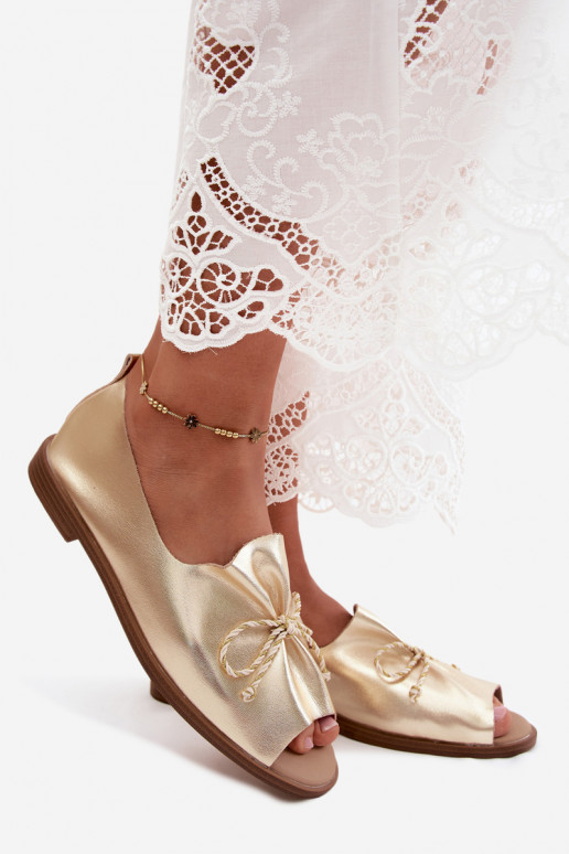 Gouden dames sandalen met decoratieve veters en glanzende afwerking van faux leather Coltrania