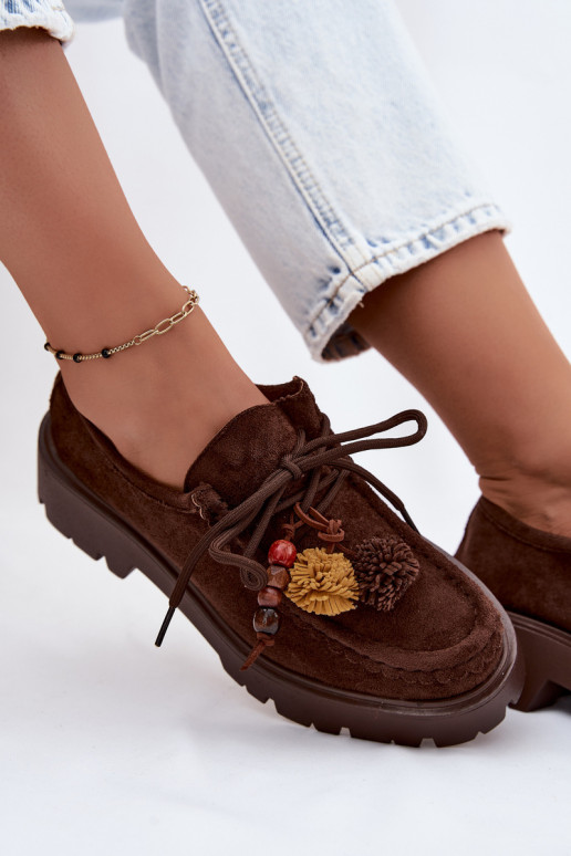Chaussures avec de beaux détails en daim synthétique chocolat Melonia