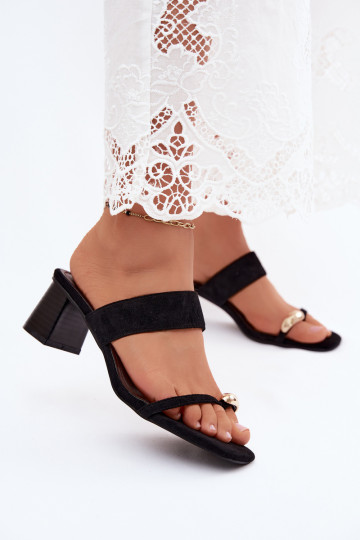 Claquettes avec talons et détails dorés en noir Dakotelle