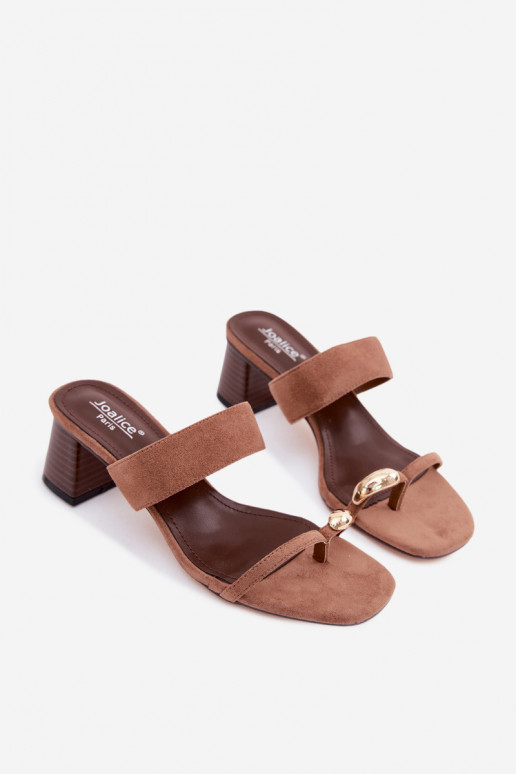 Claquettes avec talons et détails dorés en brun Dakotelle