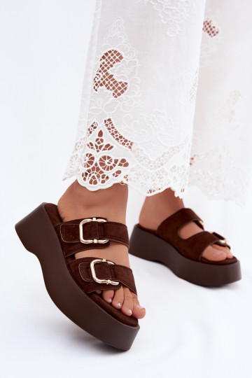 Sabots femmes avec plateforme et boucles en couleur chocolat en daim synthétique Hazelia