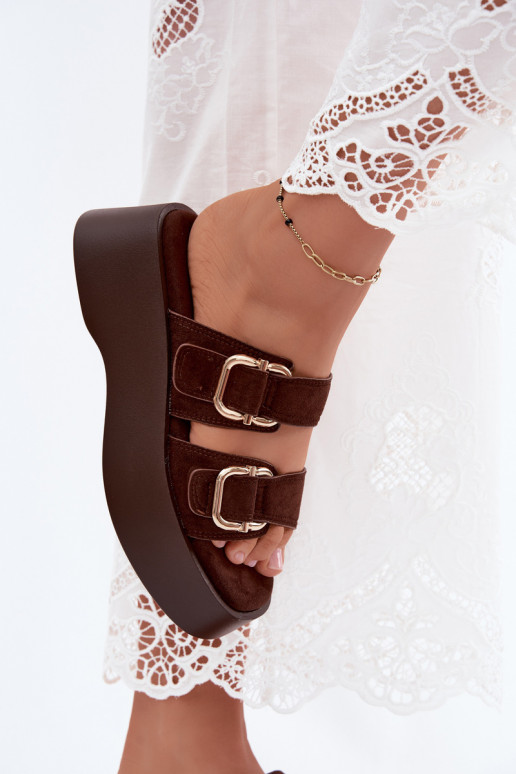 Sabots femmes avec plateforme et boucles en couleur chocolat en daim synthétique Hazelia