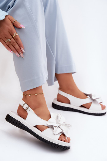 Weiße Damen-Sandalen mit dekorativen Ringen Vinceza 66917 2