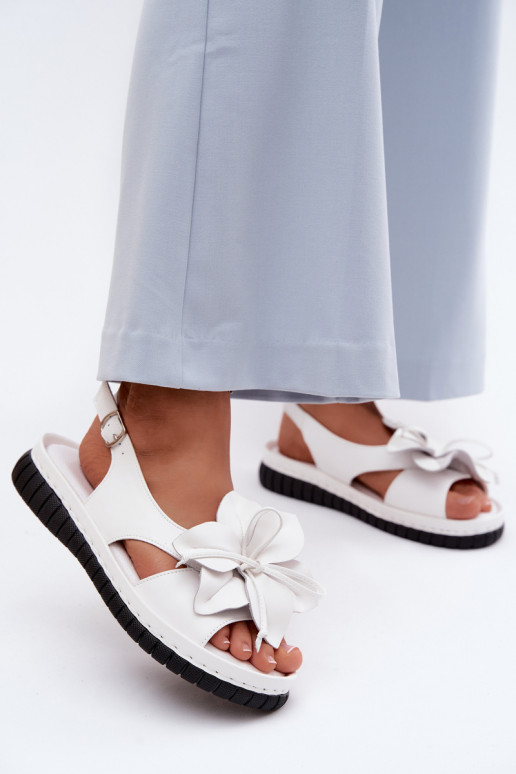 Witte dames sandalen met decoratieve ringen Vinceza 66917