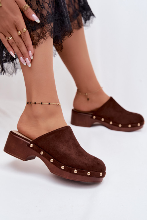 Damesklompen van faux suede in goud met studs Cherryelle