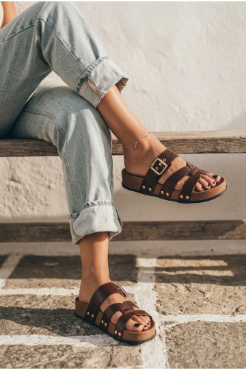 Dameslippers van faux leather met gespen in bruin Cambria