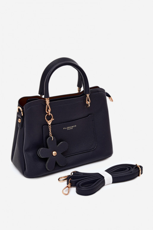 Handtasche mit Kunstleder-Schlüsselanhänger mit Blumenmotiven in Dunkelblau Noomi