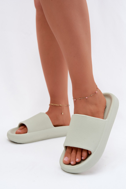 Dames lichte schuimslippers op dikke zool in muntkleur Querceria