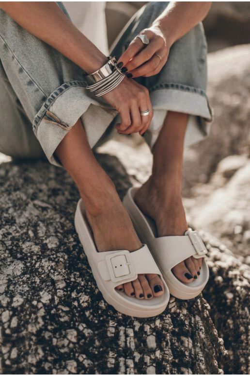 Beige dames slippers met platform en gespen Caramel