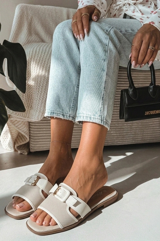 Sabots blancs pour femmes avec boucle décorative Isadora