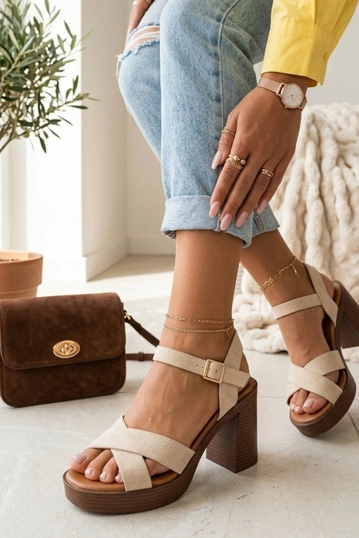 Sandfarbene Damen-Sandalen auf Absatz Flora