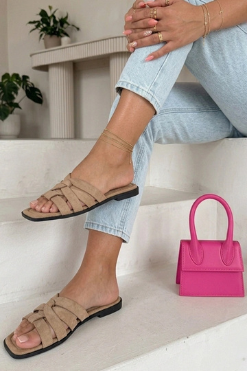 Sandfarbene Damenclogs mit Riemen aus Kunstveloursleder Cordelia