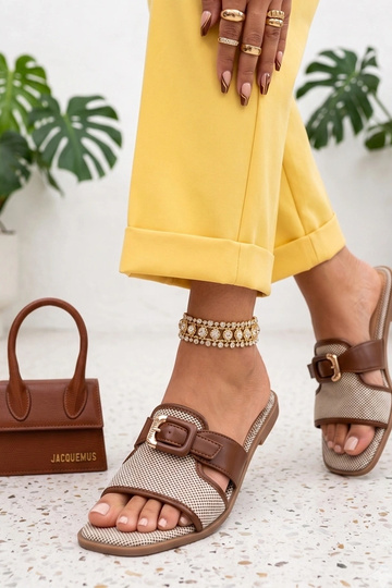 Braune Damenclogs mit dekorativer Schnalle Isadora 2