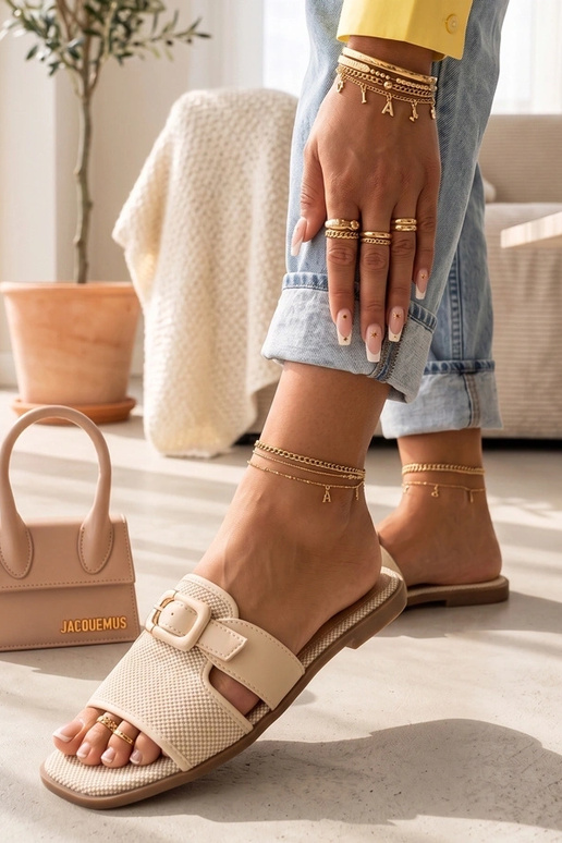 Sandfarbene Damenclogs mit dekorativer Schnalle Isadora