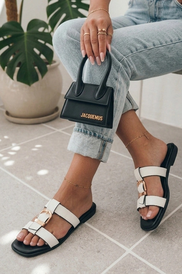 Sabots blancs pour femmes avec boucle Lavinia 2