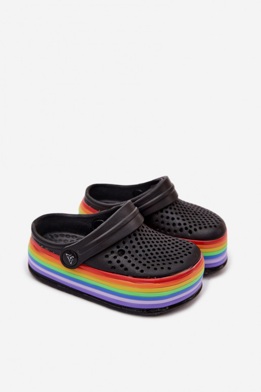 Kinderleichte schwarze Slipper mit Riemen Tansy