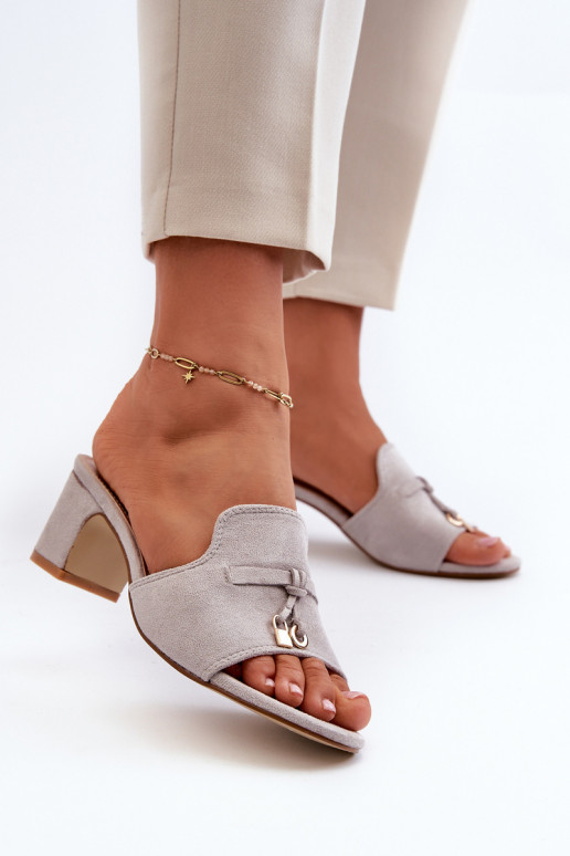 Chaussons pour femmes avec talons en daim synthétique en gris Jemenna