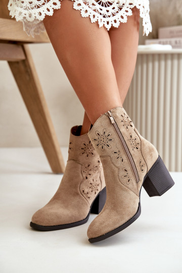 Bottes avec détails en dentelle et talons en daim synthétique couleur sable Nevishiia 2
