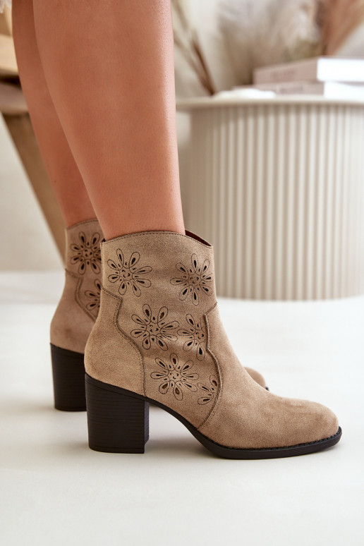 Bottes avec détails en dentelle et talons en daim synthétique couleur sable Nevishiia