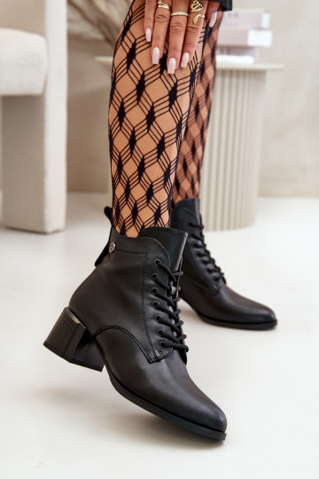 Dames veterschoenen van natuurlijk leer, geïsoleerd, in zwarte kleur Vinceza 91110